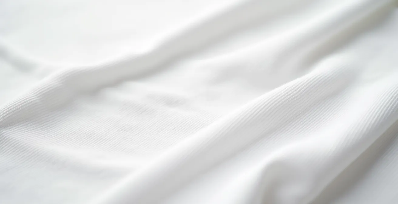 Nahaufnahme eines hochwertigen weißen T-Shirts mit sichtbarer Stoffstruktur